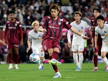 　神戸―広島　後半、同点のＰＫを決める神戸・扇原＝ノエスタ