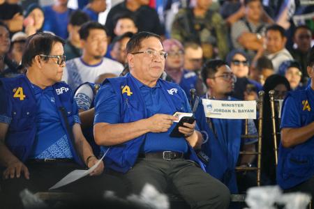 　フィリピン南部ミンダナオ島コタバトで、イスラム自治政府の議会選の政党集会に参加するマカクア氏（中央）＝９月（共同）