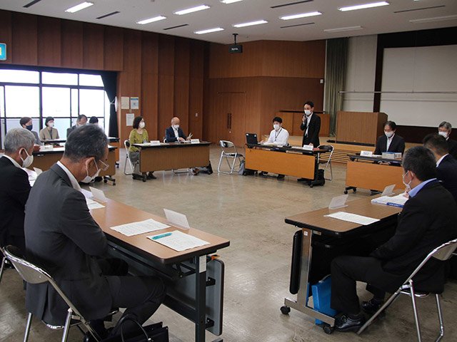 外国人への新型コロナウイルス感染対策について話し合う県と市町村の担当者＝美濃加茂市古井町、県可茂総合庁舎