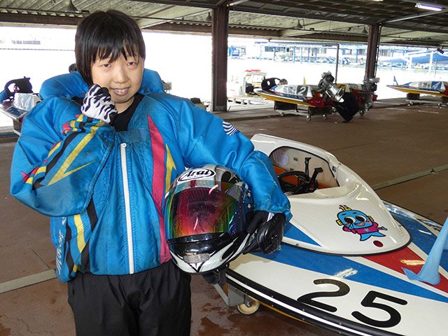 現役女子高校生ボートレーサーとしてデビューする石原凪紗さん＝愛知県蒲郡市、ボートレース蒲郡