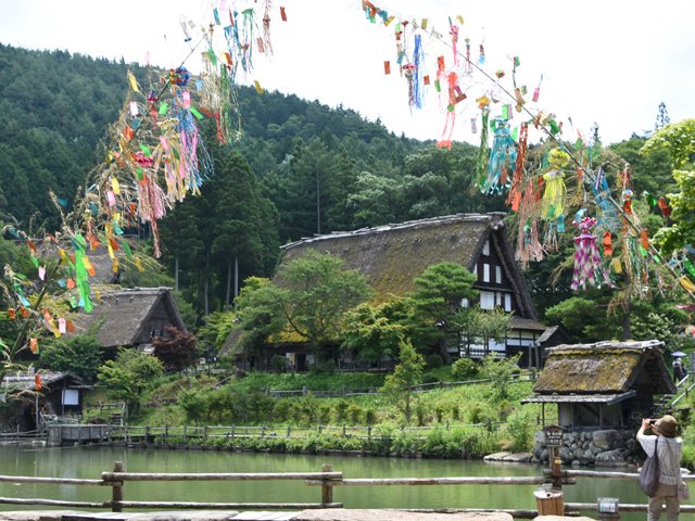 登場した大きなササ飾り＝高山市上岡本町、飛騨の里