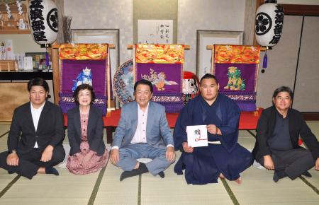 　新たに贈呈された三つぞろいの化粧まわしの前で記念撮影する豊昇龍（右から２人目）ら＝２０日、東京都台東区の立浪部屋