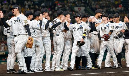 　オリックスに勝利しタッチを交わす近本（中央右）ら阪神ナイン＝甲子園