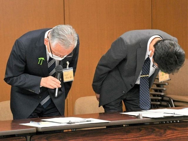 記者会見で謝罪する中野谷康司教育長（左）＝１０日午後１時５９分、高山市役所
