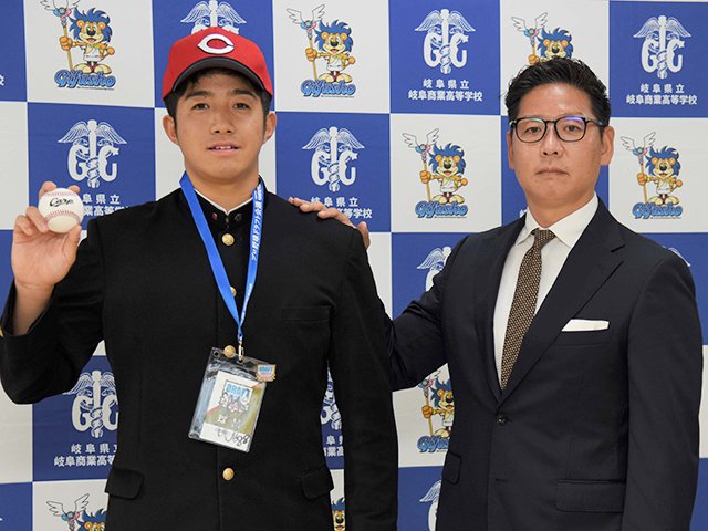 松本有史担当スカウト（右）から指名あいさつを受けた県岐阜商高の高木翔斗＝同校