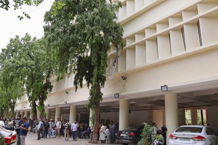 　エア・インディア機墜落事故の遺族がＤＮＡ型を提供する施設＝１４日、インド・アーメダバード（共同）