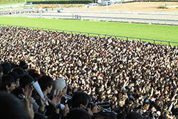 ７Ｒでは３連単2000万円超の高額払戻金が出た中京競馬場。ＧⅠファンファーレとともに声援を送る大勢のファン