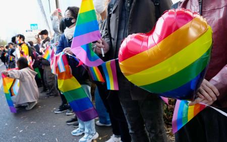 　同性カップルら８人が国に損害賠償を求めた東京第２次訴訟の控訴審で、東京高裁前に集まった人たち＝２８日午前