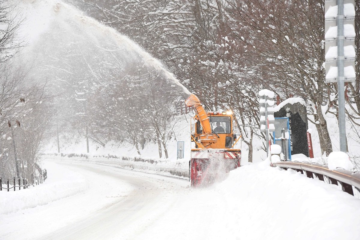 除雪作業を行う除雪車＝２５日午後１時５分、高山市奥飛騨温泉郷中尾