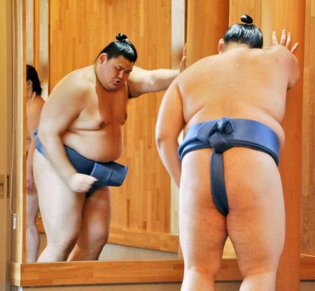 　てっぽうで汗を流す大の里＝福岡市西区の二所ノ関部屋宿舎