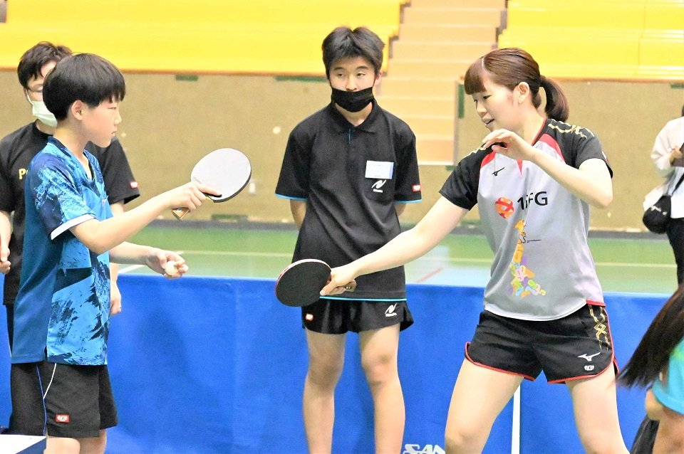 十六フィナンシャルグループの選手から指導を受ける子どもたち＝大垣市郭町、大垣城ホール