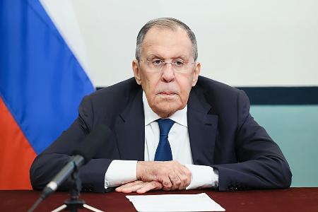 　１０月３０日、米アトランタで記者会見するロシアのラブロフ外相（ロシア外務省提供・共同）
