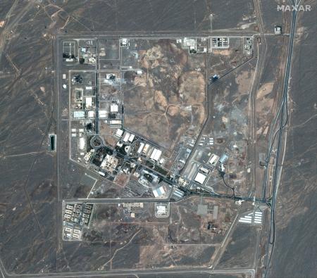 　攻撃を受けたイラン中部ナタンズにある核関連施設の衛星写真＝１５日（マクサー・テクノロジーズ提供、ロイター＝共同）