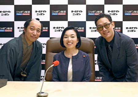 　ラジオ特番「彬子女王のオールナイトニッポンＰｒｅｍｉｕｍ」のパーソナリティーを務められ、ゲストの歌舞伎俳優中村勘九郎さん（右）、落語家立川志の八さん（左）と写真に納まる三笠宮家の彬子さま＝東京都千代田区（ニッポン放送提供）