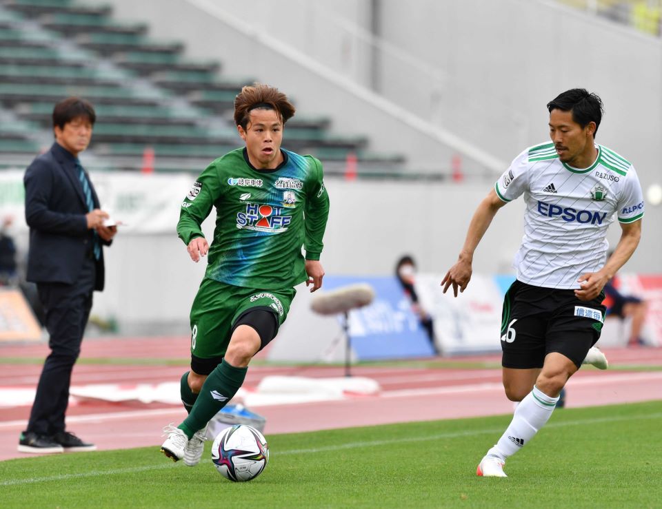ＦＣ岐阜×松本＝前半、サイドをドリブルで突破するＦＣ岐阜のＭＦ窪田（左）＝長良川競技場