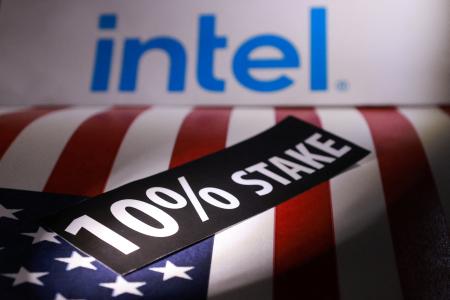 　インテルのロゴと米国旗のイメージ（ロイター＝共同）
