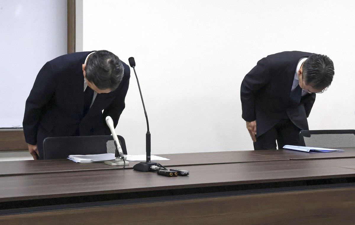 電気料金の過大徴収について謝罪する中部電力ミライズの八木貴央取締役（左）ら＝１０日午前、名古屋市