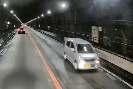 　中央自動車道下り線の恵那山トンネルを逆走する軽乗用車＝１１日午後１時ごろ（「にくきゅんさま仏様」さん提供）