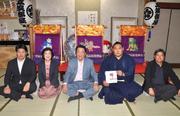 　新たに贈呈された三つぞろいの化粧まわしの前で記念撮影する豊昇龍（右から２人目）ら＝２０日、東京都台東区の立浪部屋