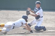 県岐阜商×大垣日大＝延長１０回裏県岐阜商１死満塁、加納の右飛で三走磯野が本塁を突くがタッチアウト。捕手は高橋＝大野レインボー