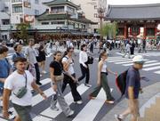 　東京・浅草を歩く訪日客ら＝９月