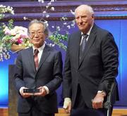 　アーベル賞を受賞しノルウェー国王ハラルド５世と写真に納まる京都大の柏原正樹特任教授＝２０日、オスロ（共同）