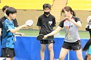 十六フィナンシャルグループの選手から指導を受ける子どもたち＝大垣市郭町、大垣城ホール