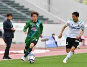 ＦＣ岐阜×松本＝前半、サイドをドリブルで突破するＦＣ岐阜のＭＦ窪田（左）＝長良川競技場