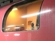 車窓には缶ビール。寝台特急は旅情感を高めてくれる＝ＪＲ東京駅