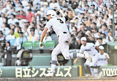 県岐阜商×横浜＝タイブレークの１１回裏県岐阜商２死一、三塁、決勝打を放ちガッツポーズする坂口＝甲子園（撮影・堀尚人）