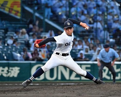 大垣日大×近江＝２番手として登板し、好投する大垣日大の左腕矢野＝阪神甲子園球場