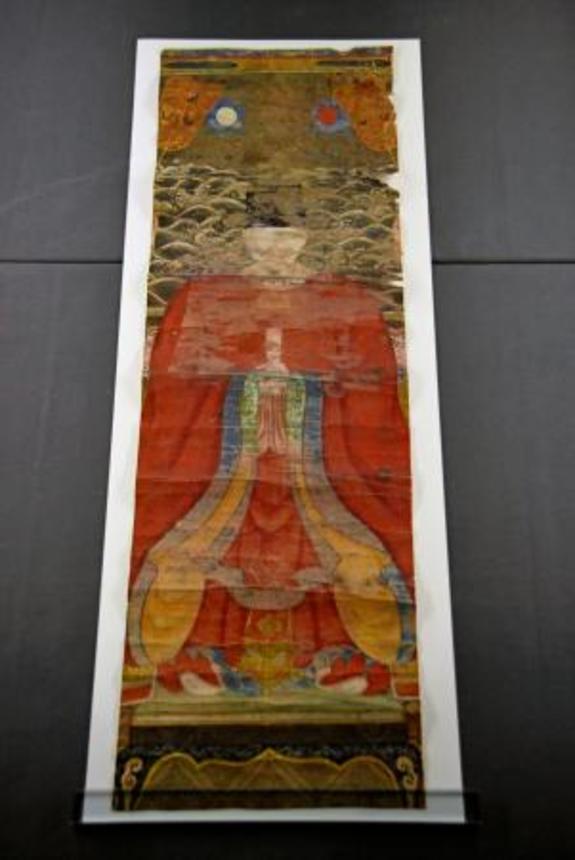 　沖縄県立博物館・美術館で一般公開される「御後絵」＝２１日午後、那覇市