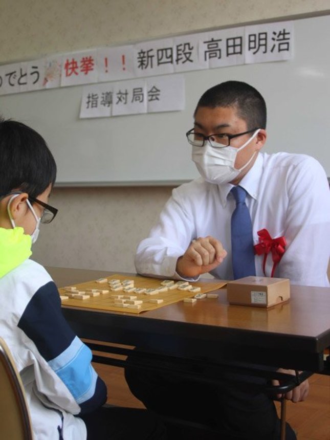 子ども指導対局会で対局する高田明浩四段＝３日午後２時２４分、岐阜市前一色、市東青少年会館