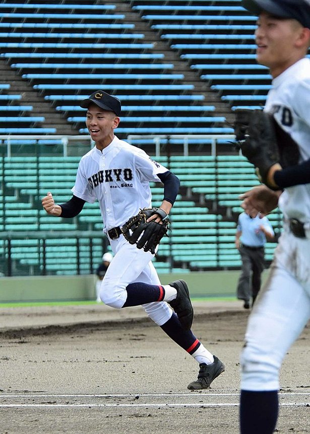 中京×各務原＝１回表各務原　無失点で抑え、仲間とともにベンチに戻る中京の中村（左）＝長良川