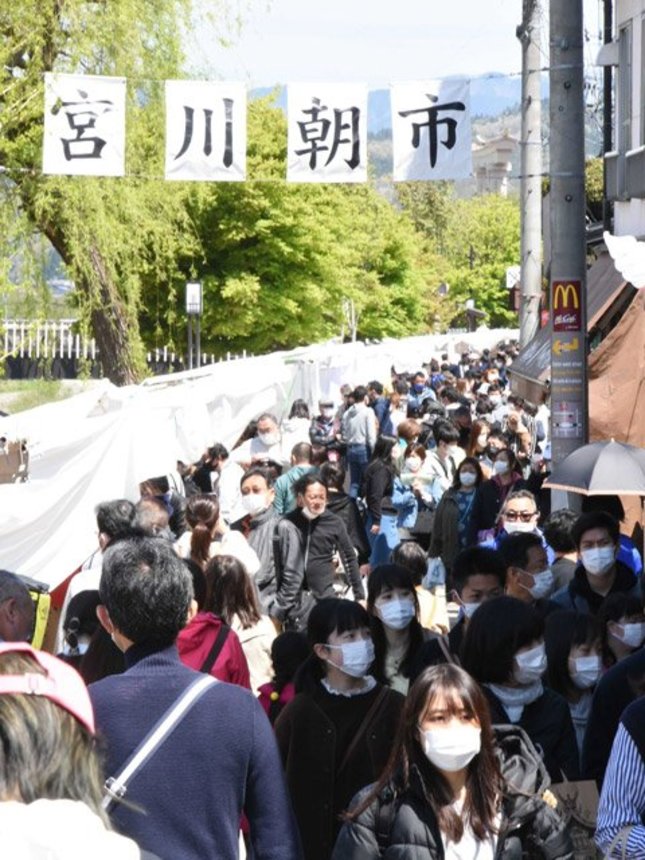 多くの人でにぎわう宮川朝市＝３日午前１０時２１分、高山市下三之町