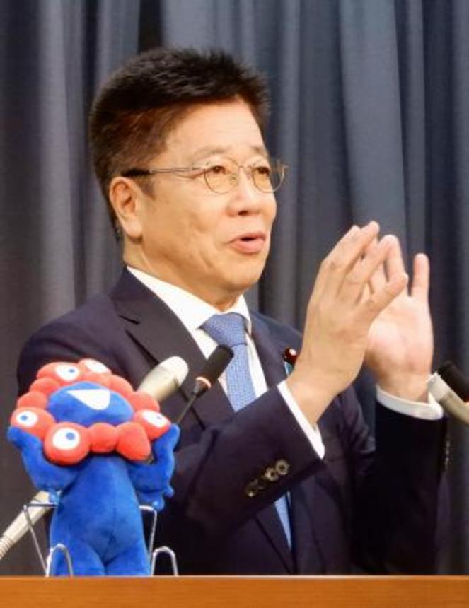 　記者会見する加藤財務相＝１２日午前、財務省