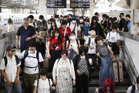 　お盆休みのＵターンラッシュがピークとなり、混雑するＪＲ東京駅の新幹線ホーム＝２０２５年８月１６日