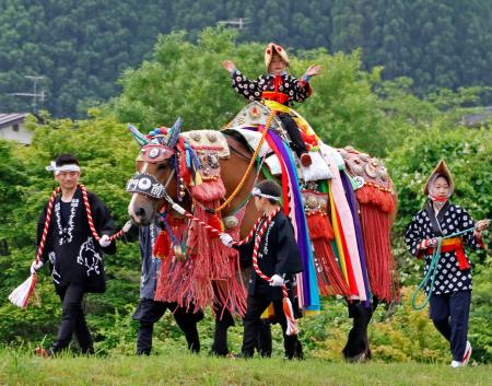 　伝統行事「チャグチャグ馬コ」で、子どもを背に行進する馬＝１４日午前、岩手県滝沢市