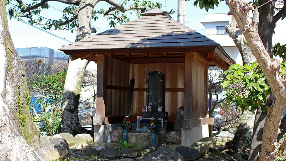 斎藤道三公塚と書かれた墓碑が立つ「道三塚」