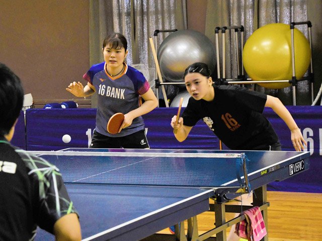 後期リーグに向け練習に励む十六銀行の竹本（左）と山本＝じゅうろくてつめいギャラリー