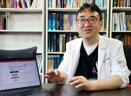 　子宮頸がんの新たな治療法について説明する岡山大の長尾昌二教授