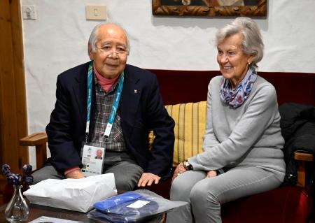 　７０年前の五輪で宿泊していたホテルを訪れ、再会したマヌエラ・アンジェリさん（右）と当時を懐かしむ猪谷千春さん＝１７日、コルティナダンペッツォ（共同）