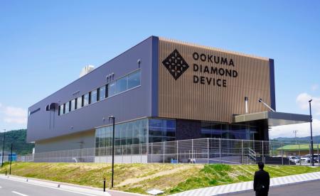 　福島県大熊町に完成した「大熊ダイヤモンドデバイス」のダイヤモンド半導体工場＝２９日午前