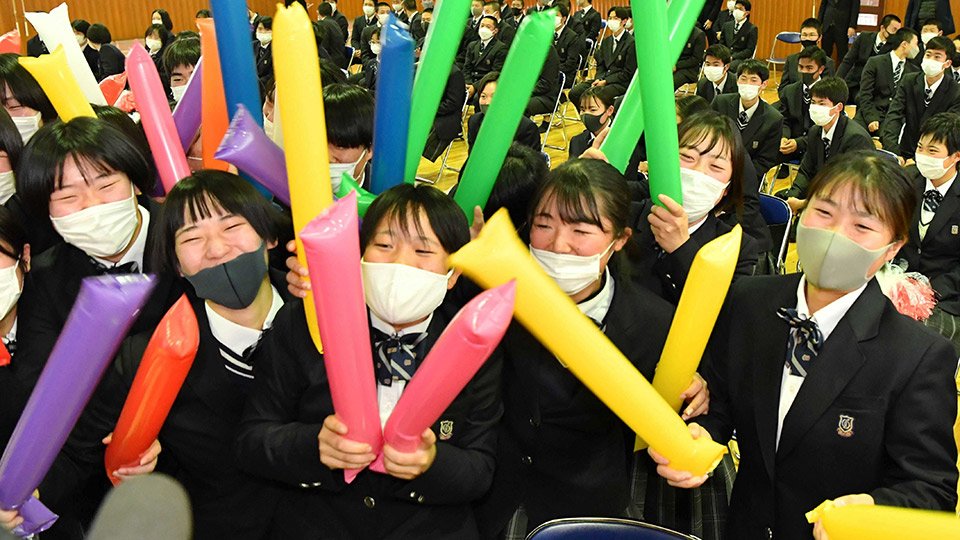 村瀬心椛選手の銅メダル獲得が決まり、喜びに沸く同級生たち＝１５日午前１１時３９分、本巣市仏生寺、岐阜第一高校