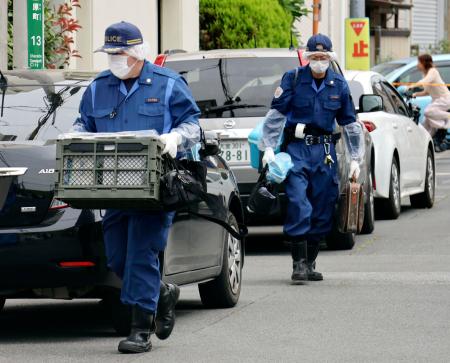 　男の住宅へ入る埼玉県警の捜査員＝２日午前９時１５分ごろ、埼玉県川口市