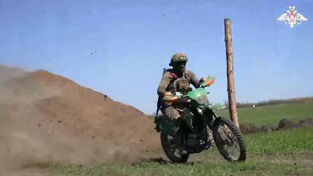 　ロシア軍のバイク部隊の兵士（ロシア国防省のテレグラムから・共同）