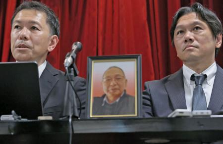 　警視庁と検察庁の謝罪後、相嶋静夫さんの遺影とともに記者会見する２人の息子＝２５日午後、横浜市の霊園（代表撮影）