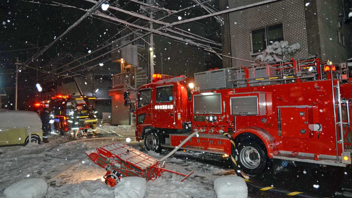火災現場付近に駆けつけた消防車両＝１２日午前３時２７分、岐阜市八ツ梅町