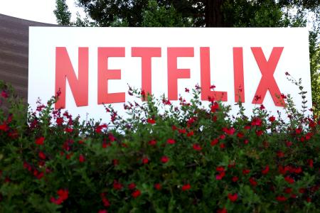 　米カリフォルニア州ロスガトスのネットフリックス本社に掲げられたロゴ＝２０２２年４月（ゲッティ＝共同）