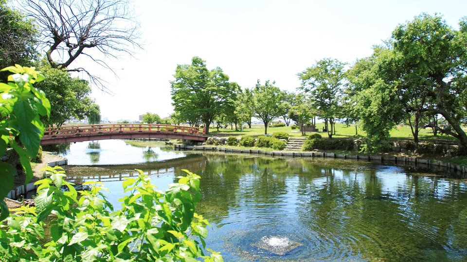 夕べが池自然公園。一晩で池ができた伝説が残る＝本巣郡北方町柱本池之頭